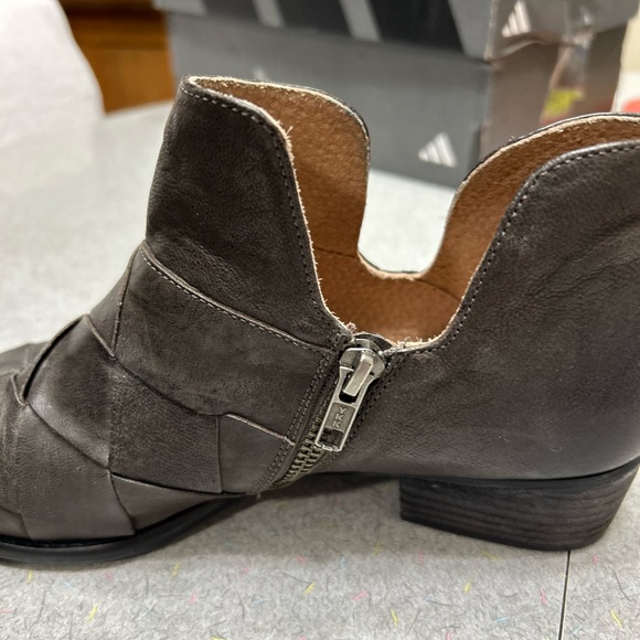 Women’s leather booties - Picture 2 of 7